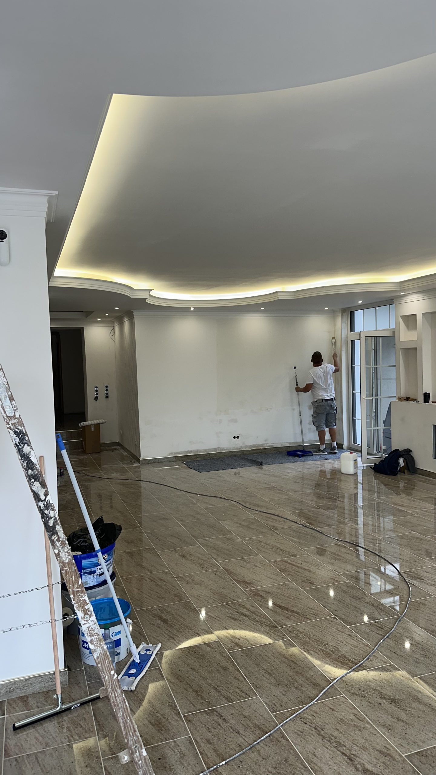 Wandanstrich im Wohnraum mit gestalteter Decke.