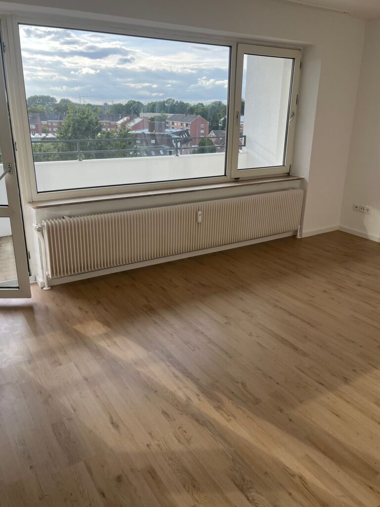 Helle Oberflächen und ein Boden in Holzoptik im Bereich der Fensterfront.